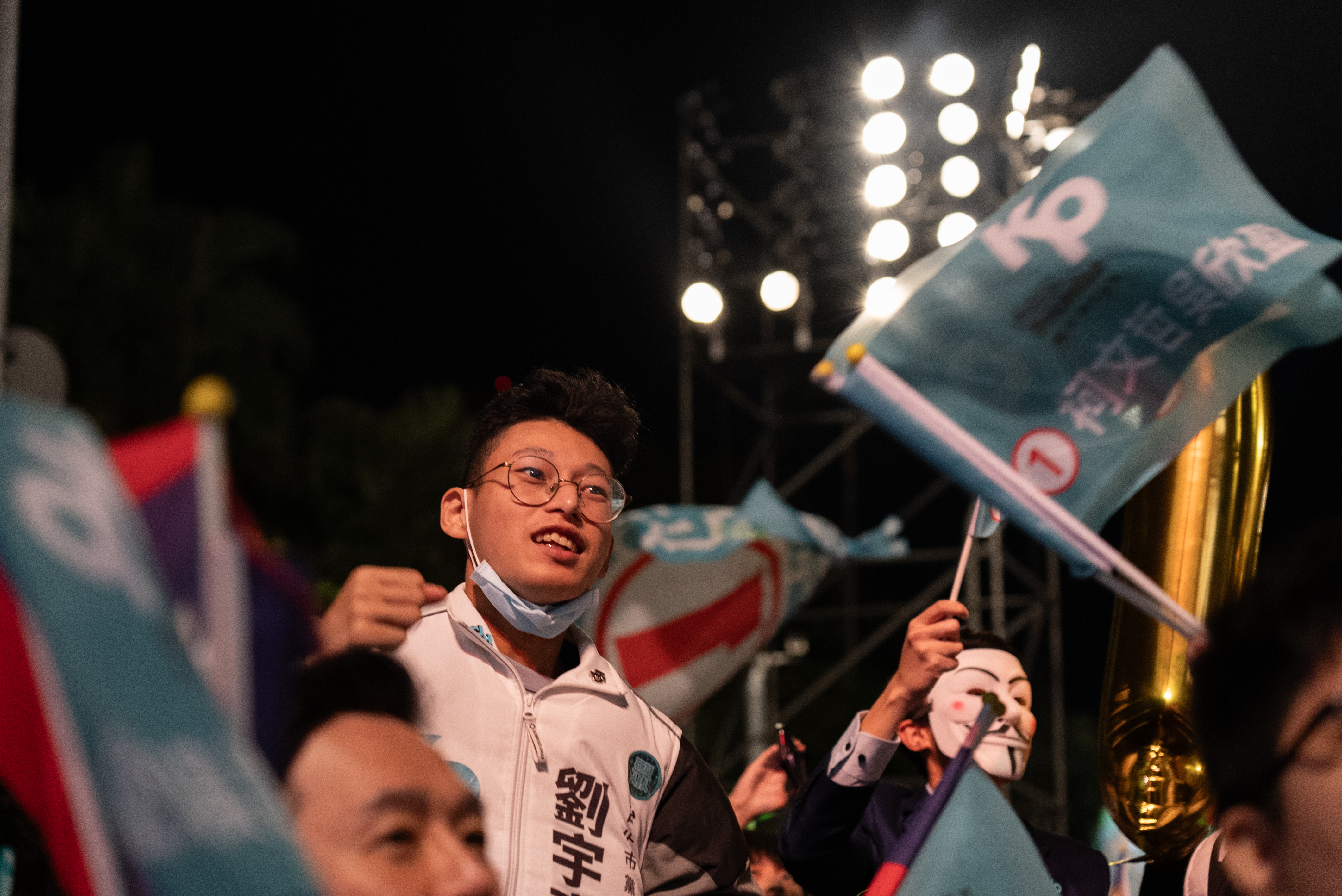台湾大选集会中激动的年轻人们