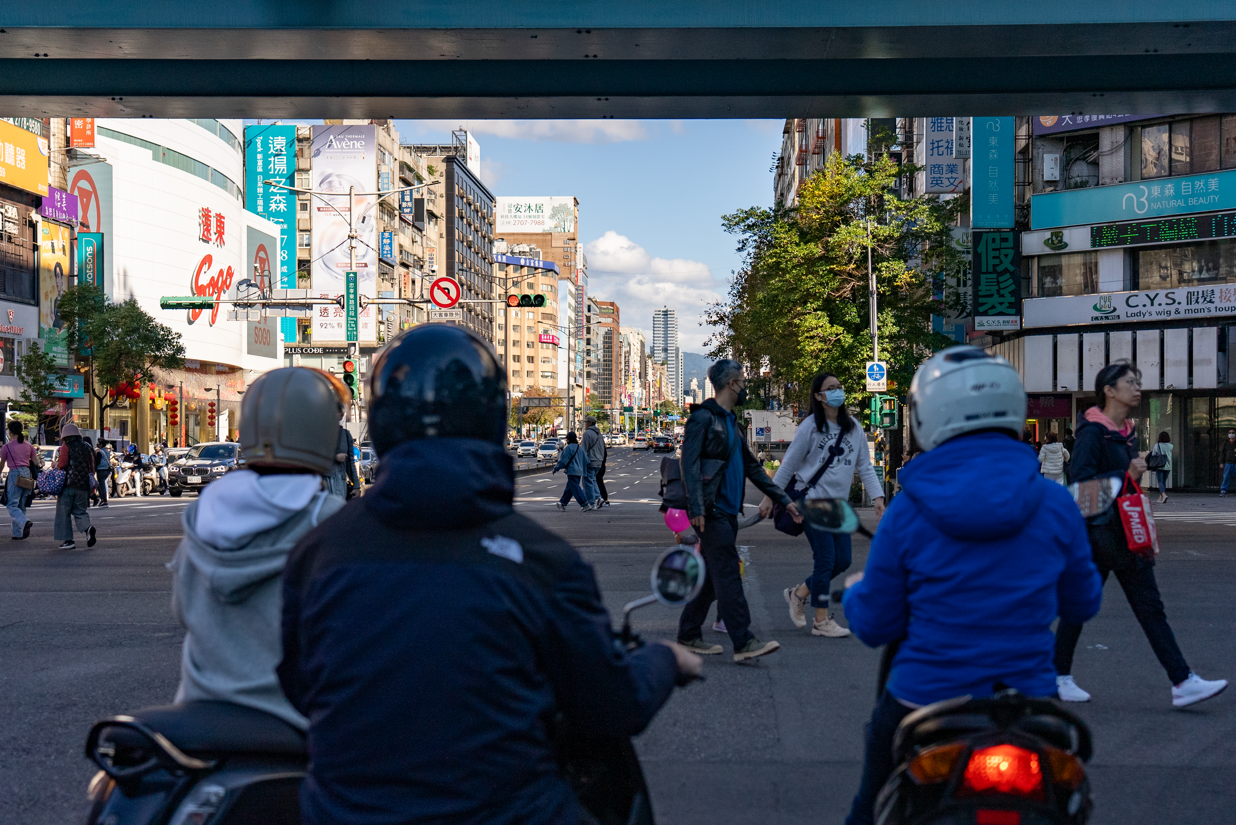 大选前夕，等待通行的台湾路人