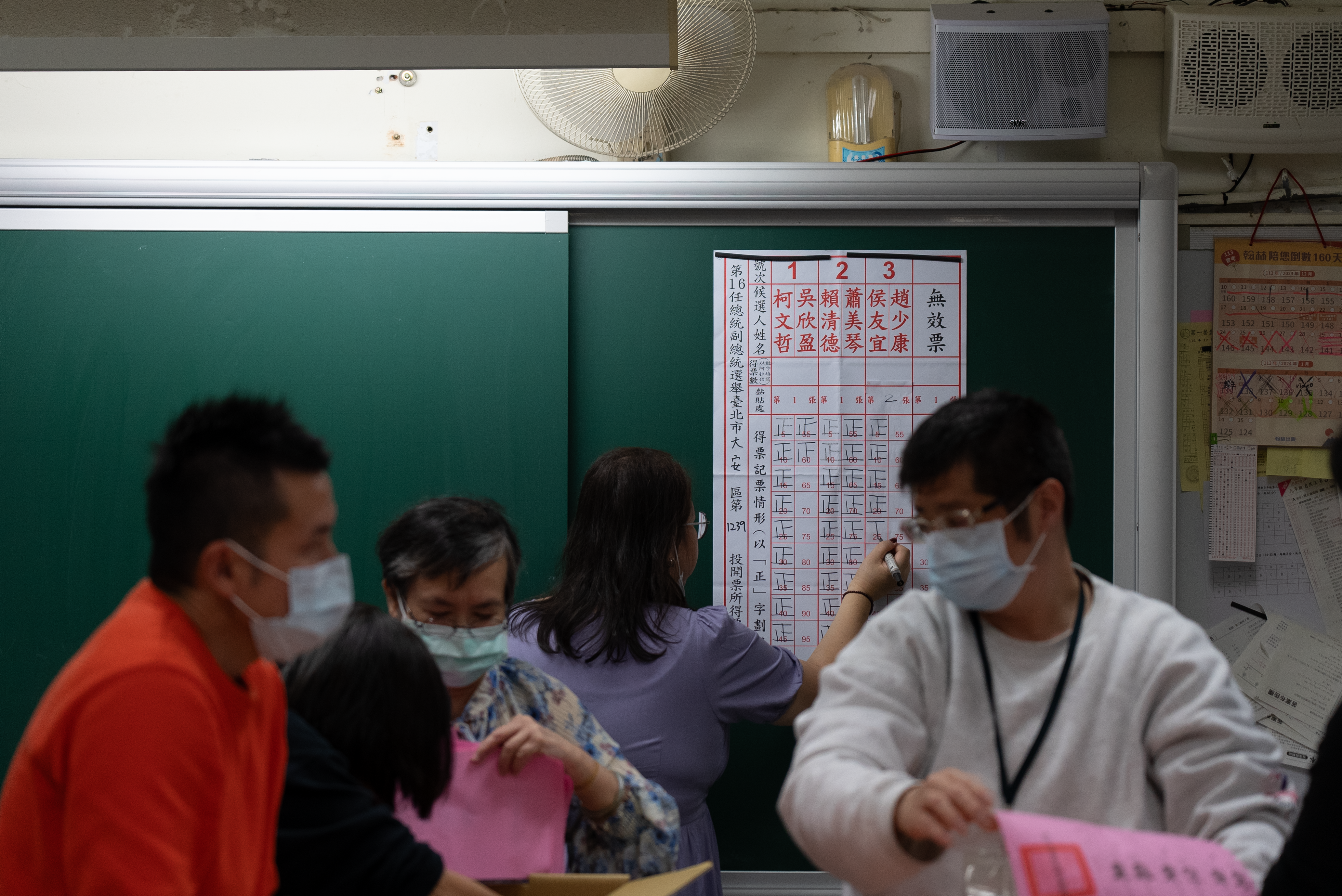 计票现场的统计结果特写