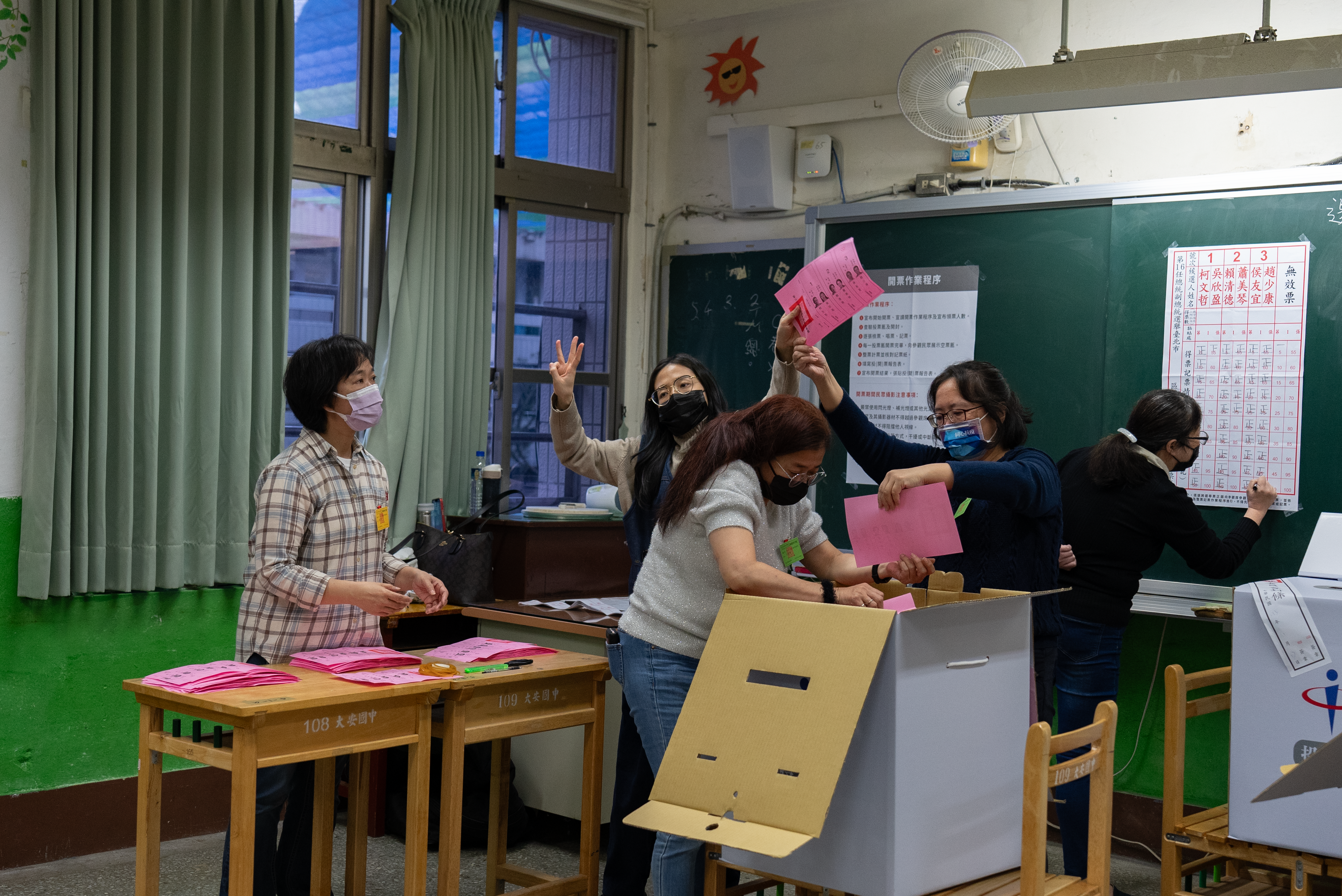 计票现场，工作人员正在忙碌统计