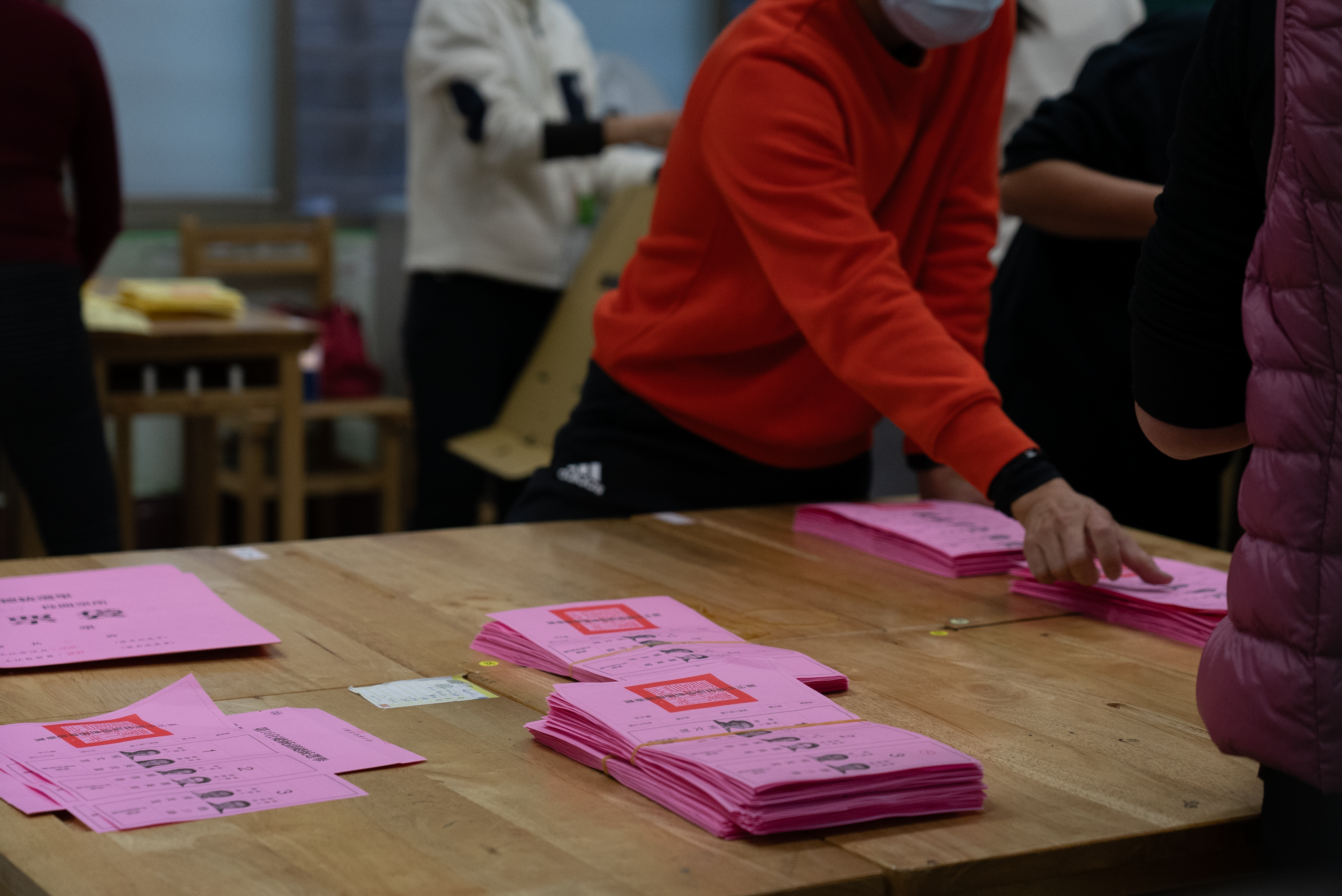 一摞摞的选票整齐排列