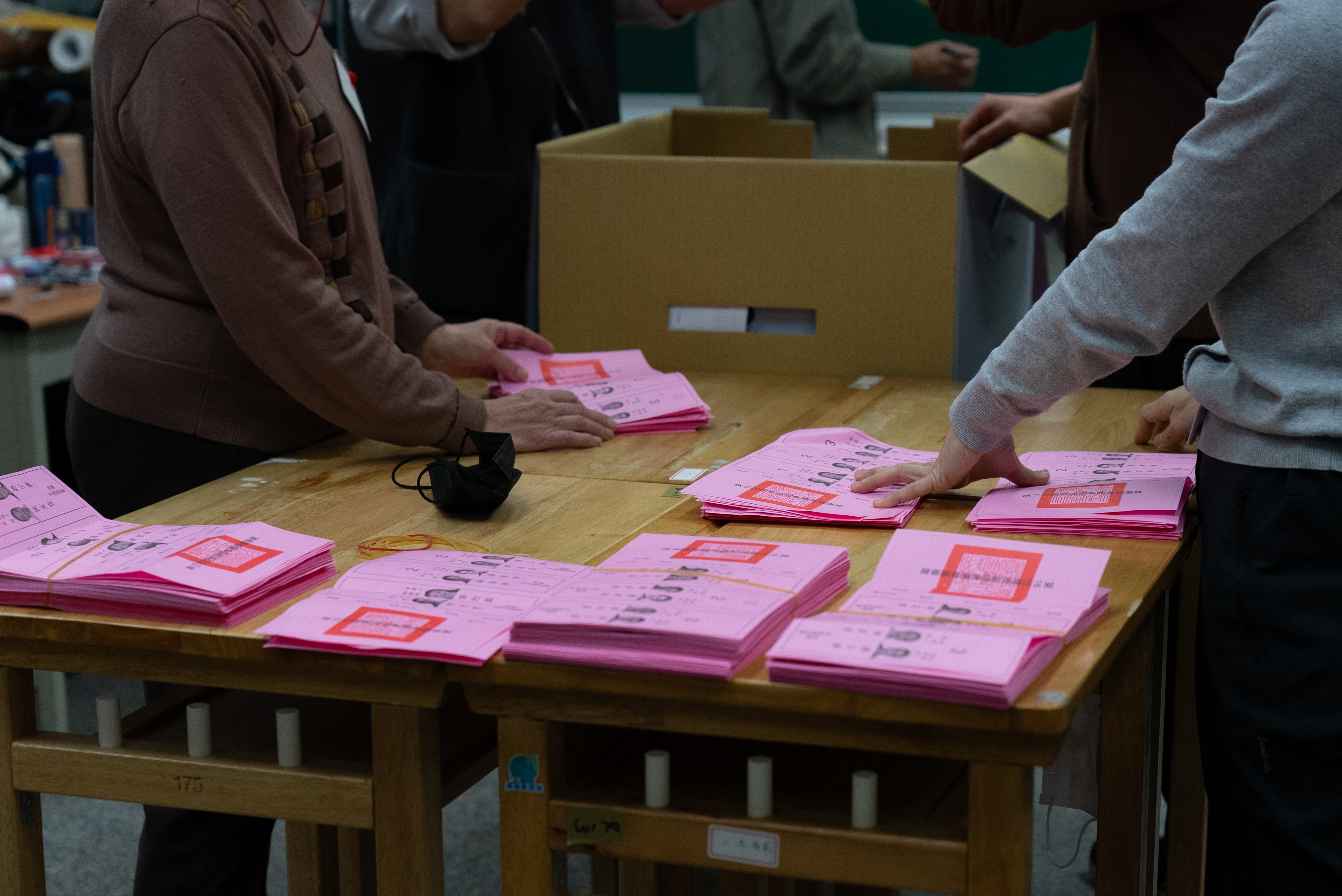 工作人员整理选票