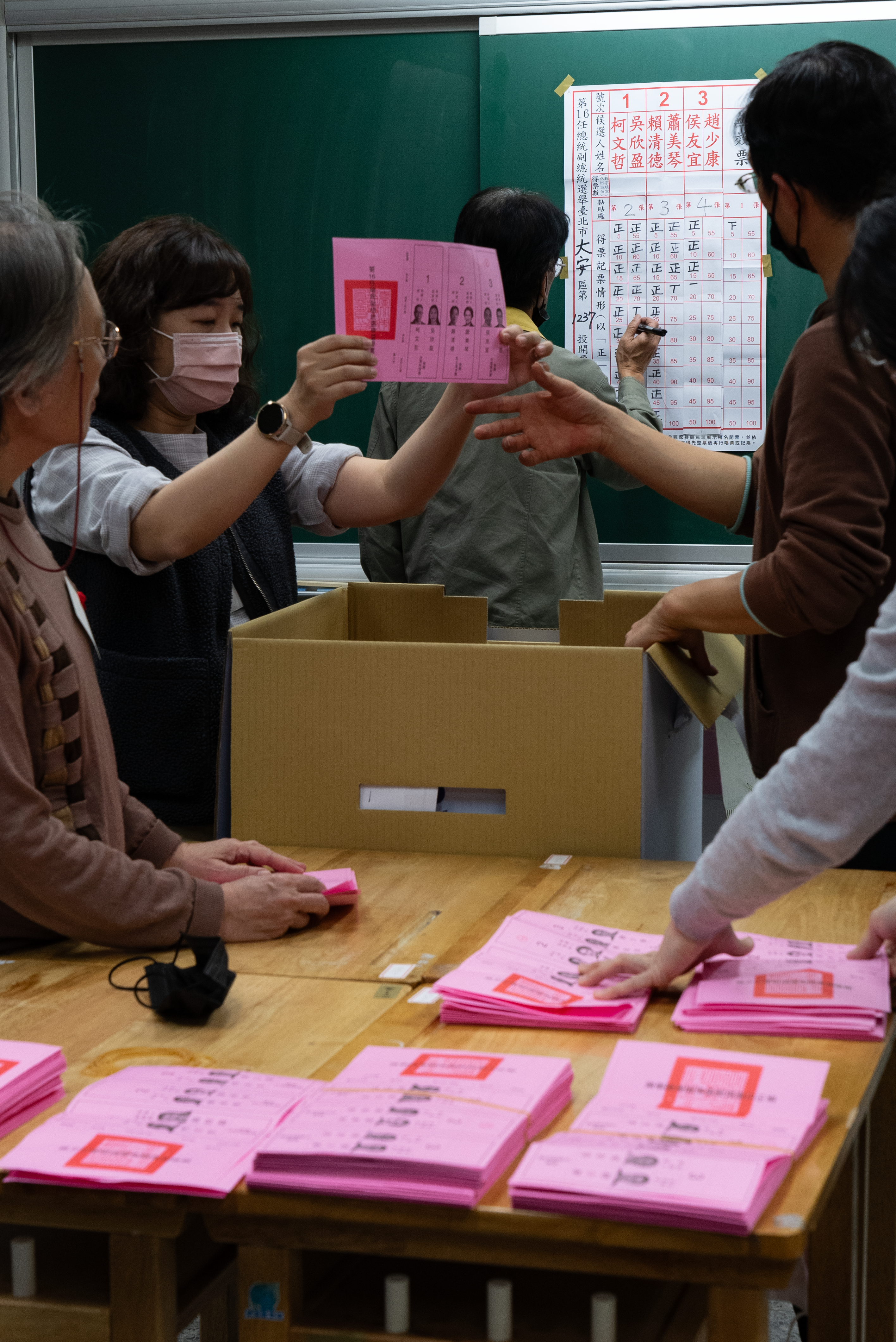 工作人员向众人公示选票