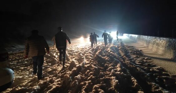三联生活周刊｜南方暴雪中的返乡路：睡在路边、午夜推车与研究冻雨的人们