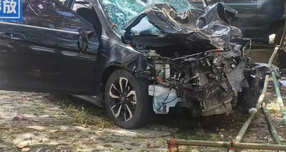 三联生活周刊｜高校内开车撞人致3死16伤：撞向同学的大专学生