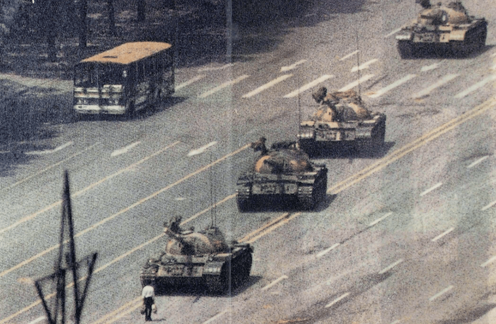 1989年6月5日，一名男子獨自站在長安街上阻擋向東行駛的坦克隊。來源：支聯會