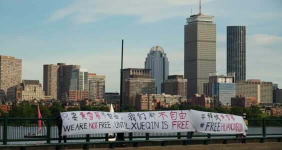 【CDT图集】全球9城中国女权行动者举起巨型横幅 ：释放黄雪琴王建兵