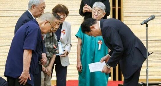 建设性意见｜日本首相给当年“计划生育”的受害者鞠躬道歉，并国家赔偿