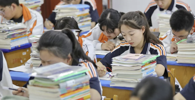 此处不宜诉讼｜假双休，是谁不让他们歇一歇？