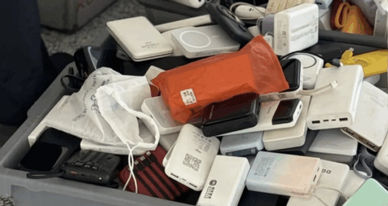 狮子坐｜机场成筐充电宝被拦，为何要消费者买单