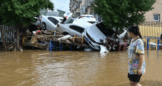 南方周末｜洪水淹过太师屯，北京暴雨转移八万人