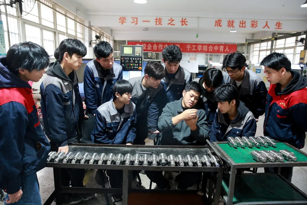冰川思享号｜本科毕业回炉职校，很多人的大学都白上了