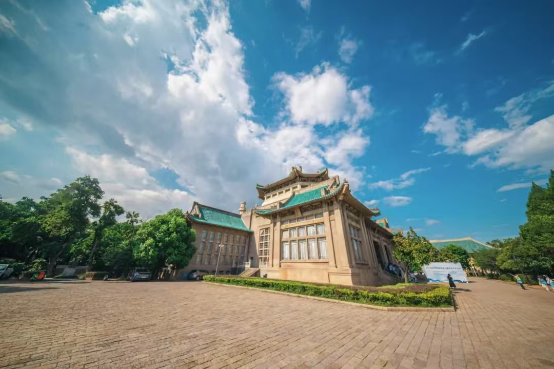 明叔杂谈｜面对铺天盖地的舆情，武汉大学的反应太迟缓了