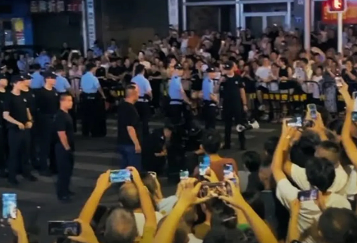 水瓶纪元｜女孩被霸凌后，江油人因何走上街头