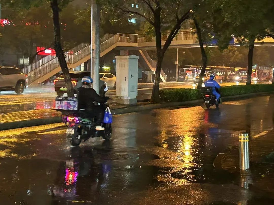 食通社Foodthink｜暴雨中的商战，外卖员的苦夏