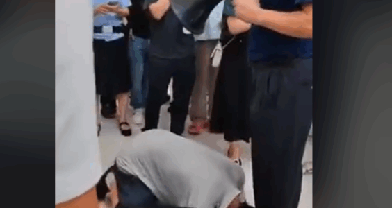 【404文库】听澜的杂谈｜服务人民的人，是怎么接受人民的下跪的