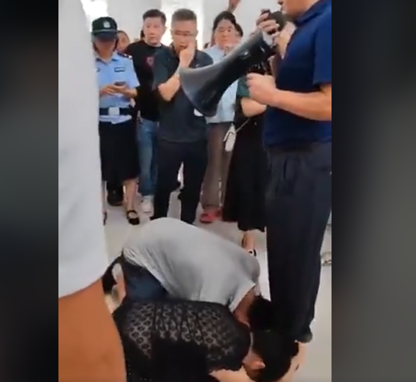 【404文库】听澜的杂谈｜服务人民的人，是怎么接受人民的下跪的