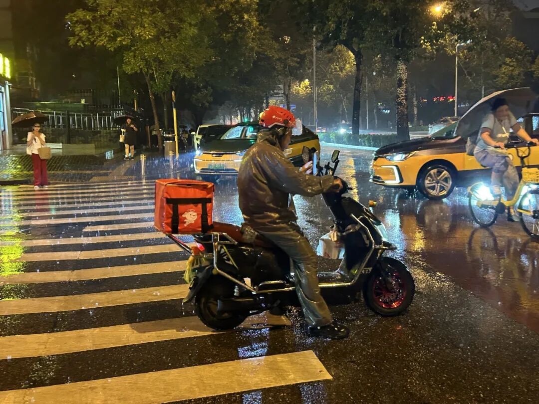 食通社｜一场关于“暴雨天要不要点外卖”的讨论