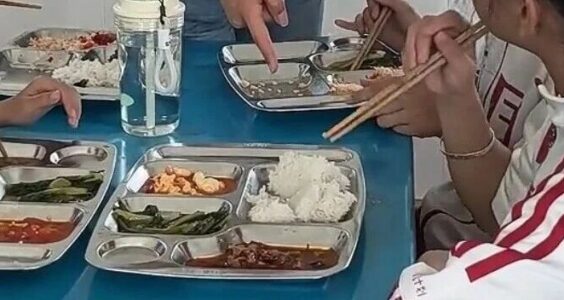 建设性意见｜校园午餐的两难困境：自办食堂还是外部配送？