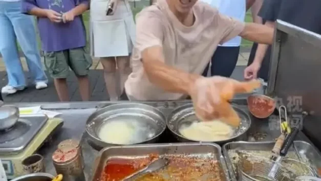 倪刃聊经济｜别只看鸡排哥，要看见他背后的2亿灵活就业人员