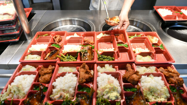 每日乐评｜机关食堂和校园餐的差距，终究被放上桌了？