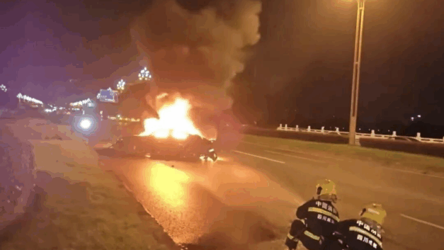 【404文库】南方周末｜两分钟路人生死抢救：起火的车，拉不开的门