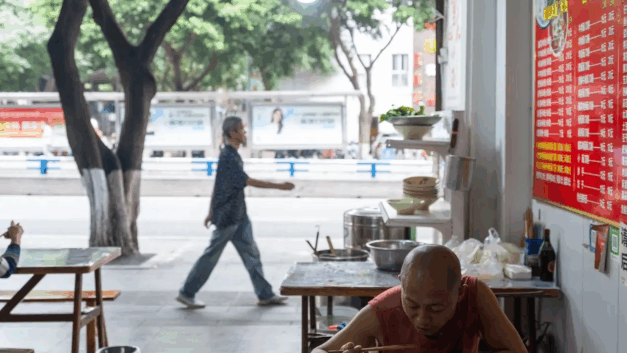极昼工作室｜他们挤在8元一晚的旅店，几百人抢一个活