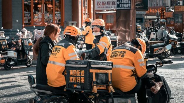 南方周末｜走过拐角，送外卖的他们迎来明天