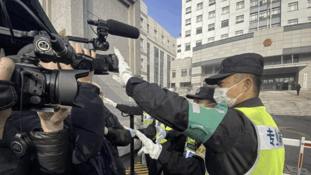 纸媒守夜人｜媒体报道5天后，商人被冻结账户解冻。