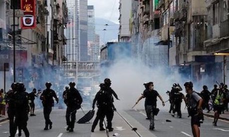 2020年7月1日香港主权移交纪念日，大批市民上街抗议港区《国安法》，演变成警民冲突。