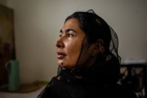 维族女子齐亚乌墩透过BBC报道揭露，中国新疆再教育营中的维吾尔妇女遭到系统性地强暴、性虐待和酷刑