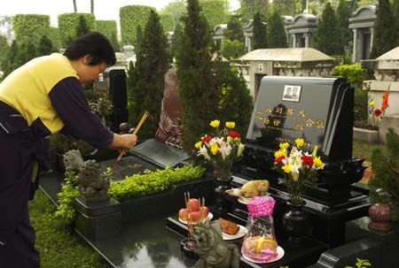 A citizen mourns her relative in a cemetery in Guangzhou, capital of southern China’s Guangdong Province, April 4, 2008. The Chinese Qingming Festival, a day two weeks after the vernal equinox, is also called the Tomb-sweeping Day, when Chinese people usually mourn their deceased relatives, pay homage to martyrs and sweep the tombs of the departed. [Xinhua]