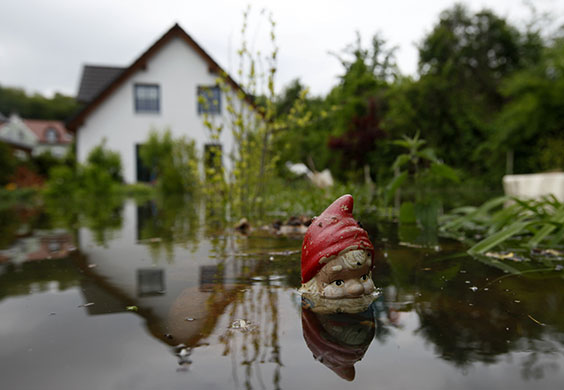 24 Hours in Pictures: Water of Oder river covers a garden in Frankfurt