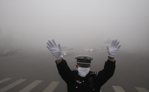Heavy Smog Closes Roads, Airport in Northeast China