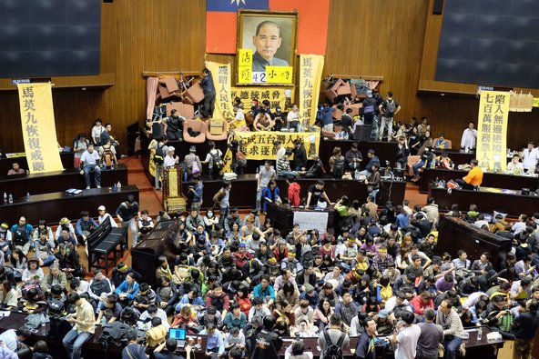 Opponents of China Trade Deal Occupy Taiwan’s Legislature