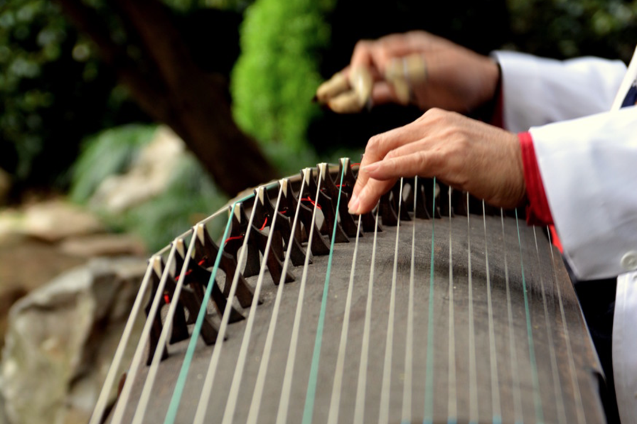 Street musician who plays a Guzheng