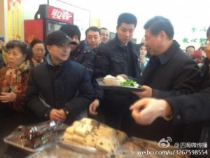 Xi Jinping making Qingfeng’s steamed buns famous. (四海微传播/Weibo)