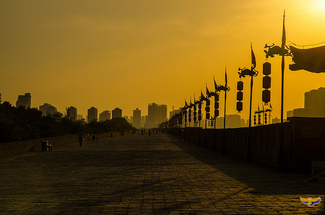 Sonnenuntergang auf der Stadtmauer von Xi'an