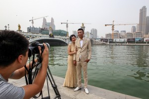 Wedding photos taken on the banks of the Haihe River