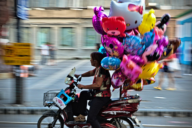 Photo: Moving the Balloons, by Pablo Ampuero