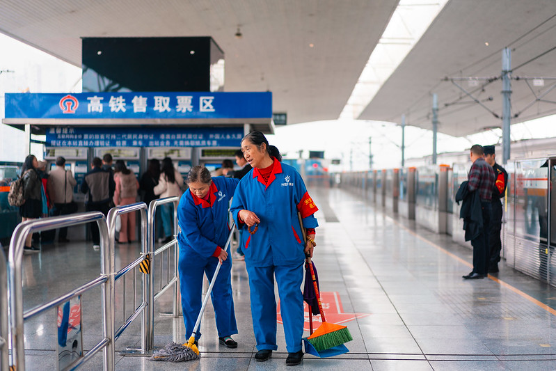 Photo: Cleaning staff at train station in Chengdu (犀浦地铁站), by Kristoffer Trolle