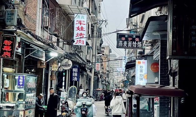 Photo: Photo [a street in the Muslim quarter of Xi’an], by Bruno Abreu