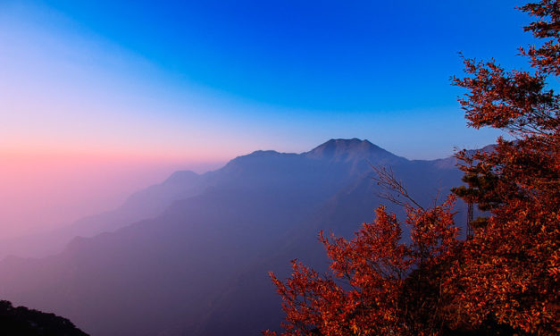 Photo: 廬山含鄱口 (Mt. Lushan, Jiangxi Province), by EAG