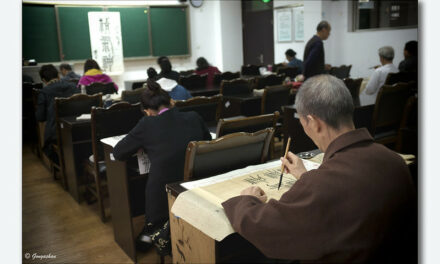 Photo: Cours de calligraphie – L’ Université du 3ème age – Chengdu (Sichuan) PRC, by Gongashan