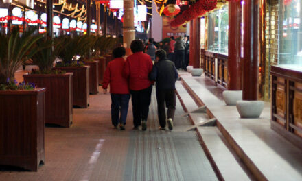 Photo: Family [Yuyuan Shopping Center / Shanghai], by d’n’c