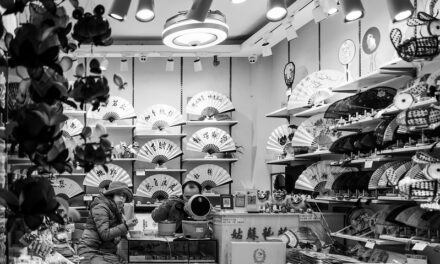 Photo: A diner with fans, by Gauthier Delecroix