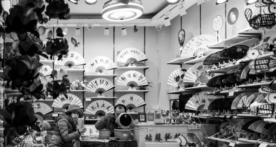 Photo: A diner with fans, by Gauthier Delecroix
