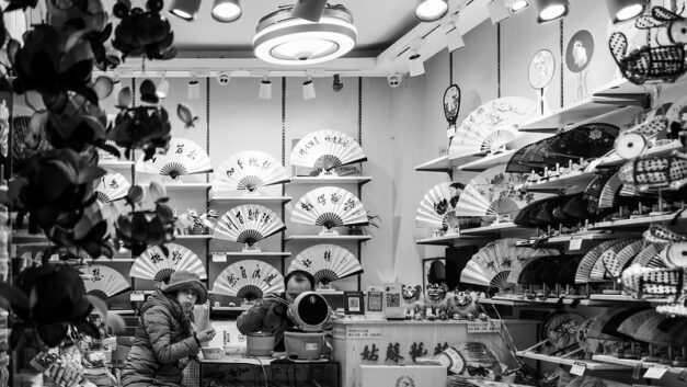 Photo: A diner with fans, by Gauthier Delecroix