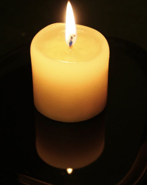 479px-Candle-flame-and-reflection.jpg